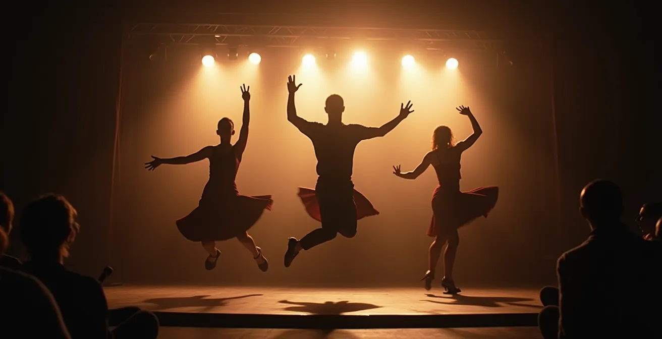 Danseurs professionnels de Lindy Hop en pleine performance scénique avec des projecteurs et un public captivé.