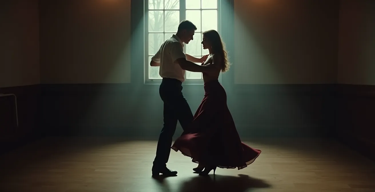 Deux danseurs en pleine improvisation sur une piste de danse, capturant l'élégance fluide et la connexion élastique du West Coast Swing
