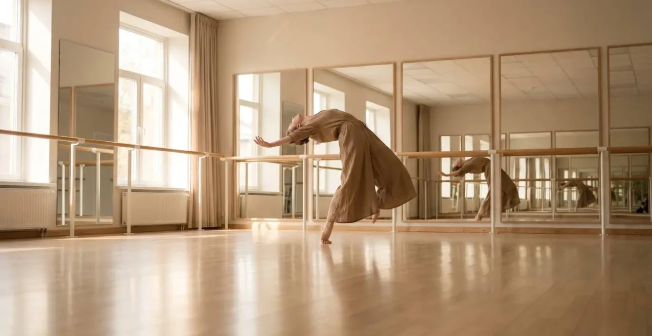 Salle de danse lumineuse avec une danseuse en mouvement, symbolisant l'excellence pédagogique